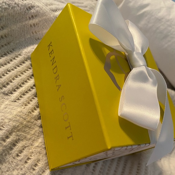 KENDRA SCOTT NECKLACe - Picture 2 of 5